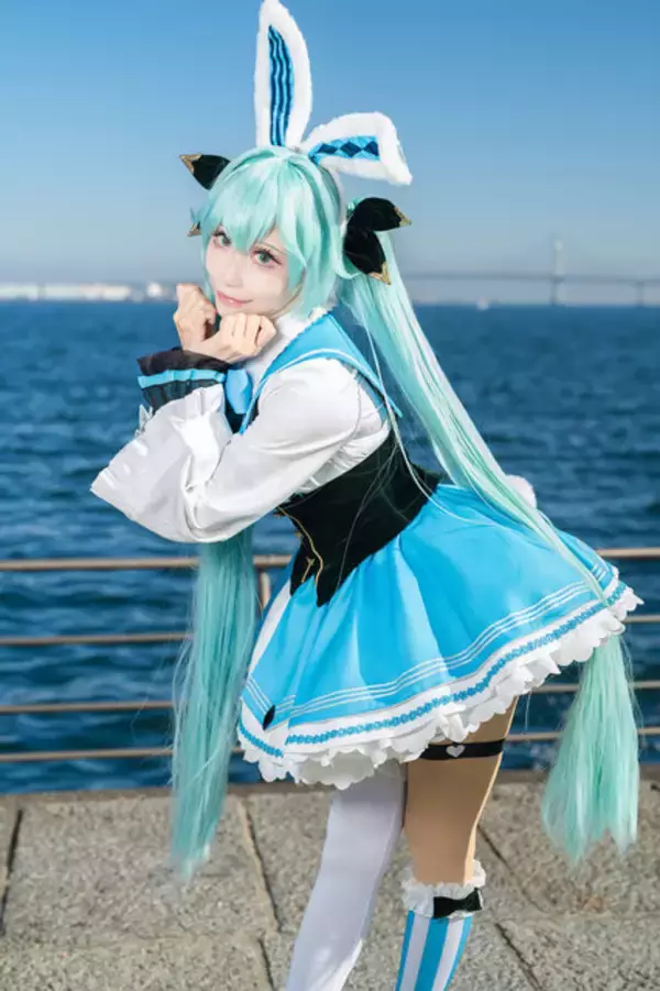 「【コスプレ】アリス風のウサ耳ミクさんが飛び跳ねる！美脚を包むガーターベルトのさりげないハートマークで可愛さマシマシ【写真9枚】」の画像