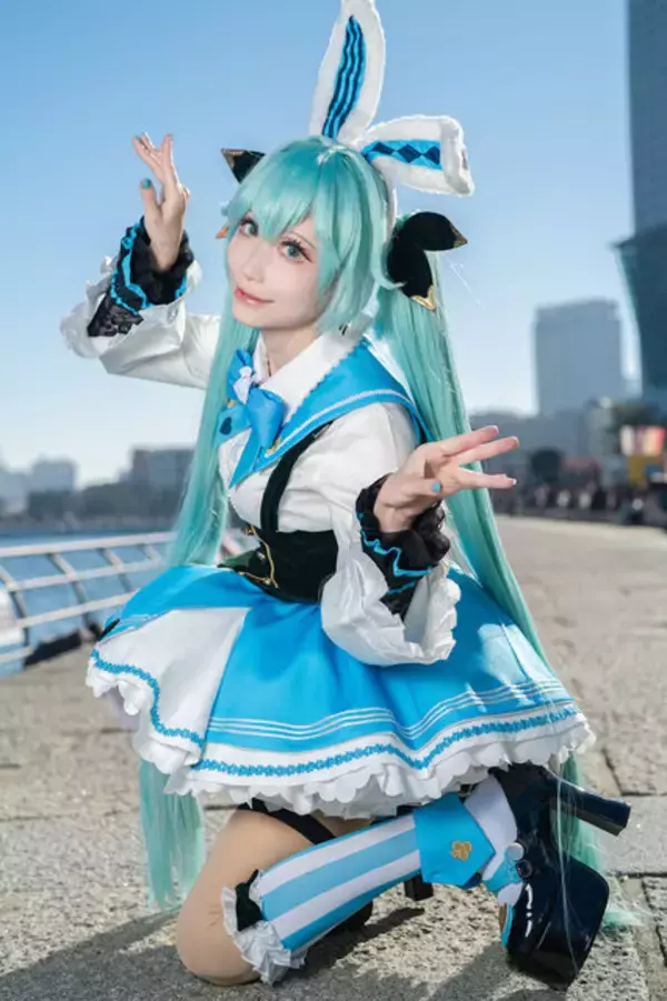 「【コスプレ】アリス風のウサ耳ミクさんが飛び跳ねる！美脚を包むガーターベルトのさりげないハートマークで可愛さマシマシ【写真9枚】」の画像