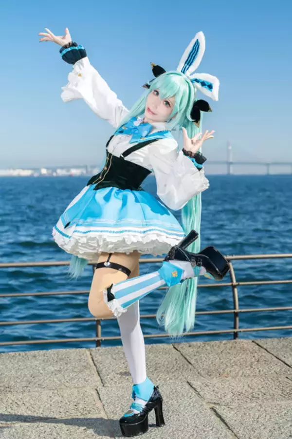 「【コスプレ】アリス風のウサ耳ミクさんが飛び跳ねる！美脚を包むガーターベルトのさりげないハートマークで可愛さマシマシ【写真9枚】」の画像