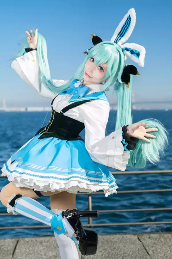 「【コスプレ】アリス風のウサ耳ミクさんが飛び跳ねる！美脚を包むガーターベルトのさりげないハートマークで可愛さマシマシ【写真9枚】」の画像