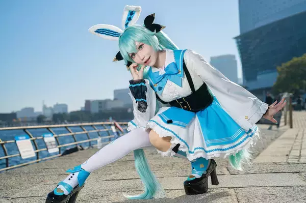 「【コスプレ】アリス風のウサ耳ミクさんが飛び跳ねる！美脚を包むガーターベルトのさりげないハートマークで可愛さマシマシ【写真9枚】」の画像