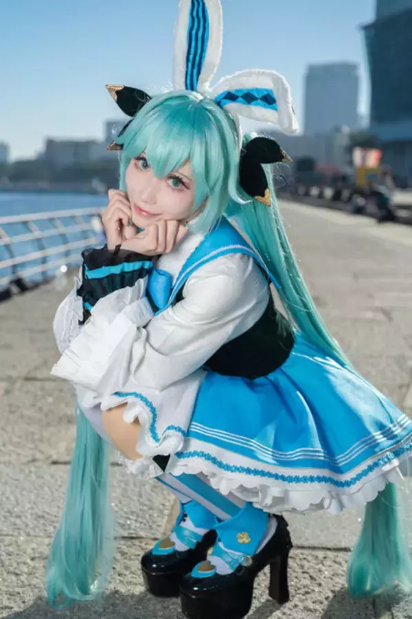 「【コスプレ】アリス風のウサ耳ミクさんが飛び跳ねる！美脚を包むガーターベルトのさりげないハートマークで可愛さマシマシ【写真9枚】」の画像