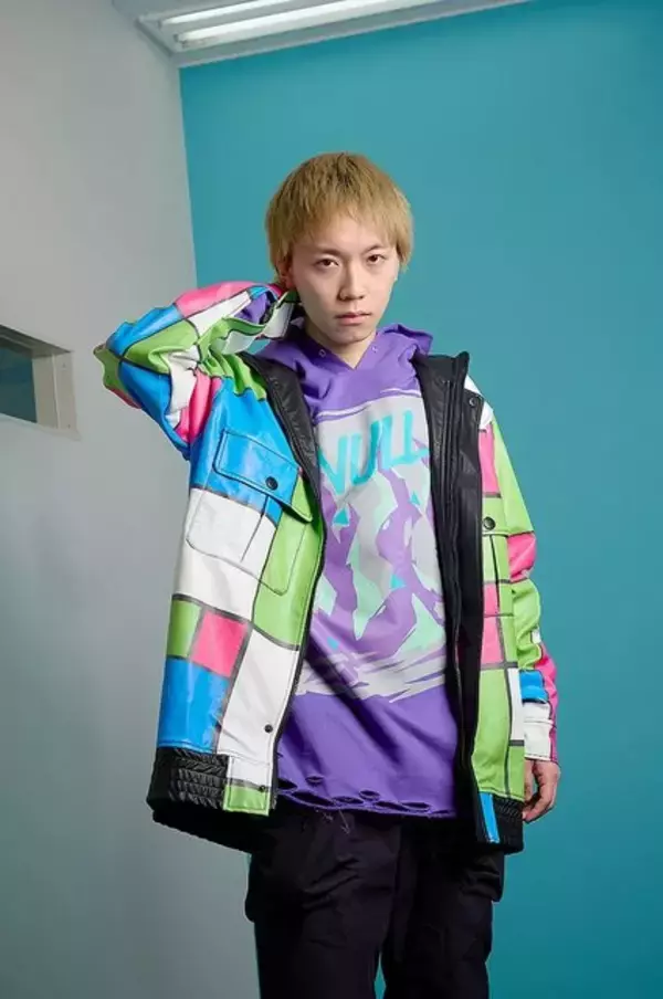 「『ウマ娘』エアシャカールの私服を完全再現！「NULL」パーカーと格子柄のジャケットがラインナップ」の画像