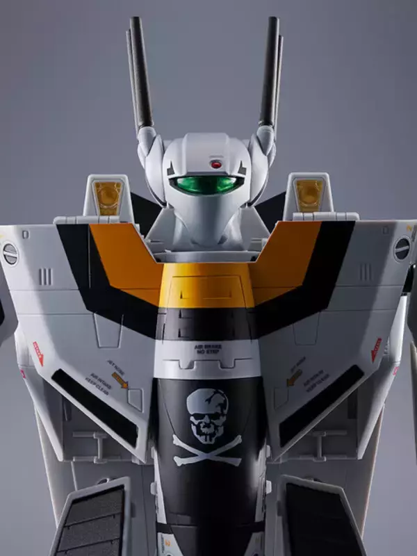 「マクロス」より「DX超合金 VF-1S バルキリー ロイ・フォッカースペシャル」がリバイバルVer.として登場！TV版再現の丸指手首パーツを追加