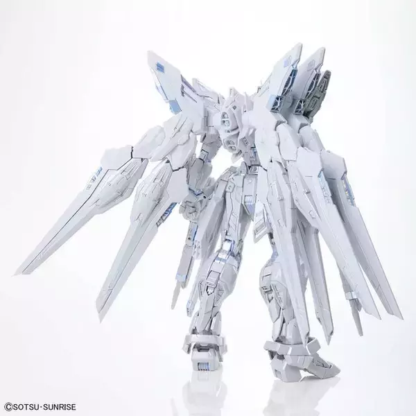 「純白の「MGEX ストフリ」が息を呑む美しさ！全身を白に染め上げた「TWILIGHT COATING」としてガンプラに舞い降りる」の画像