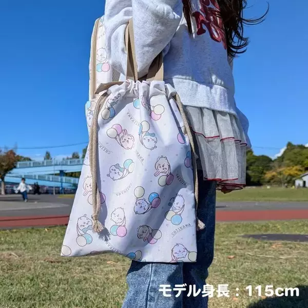 「風船を持った「ちいかわ」たちが可愛い！機能性抜群のデイパックや2WAYトートバッグ含む新入学総柄シリーズ4商品が12月上旬より発売」の画像