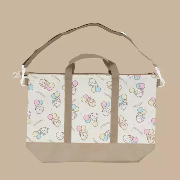 「風船を持った「ちいかわ」たちが可愛い！機能性抜群のデイパックや2WAYトートバッグ含む新入学総柄シリーズ4商品が12月上旬より発売」の画像