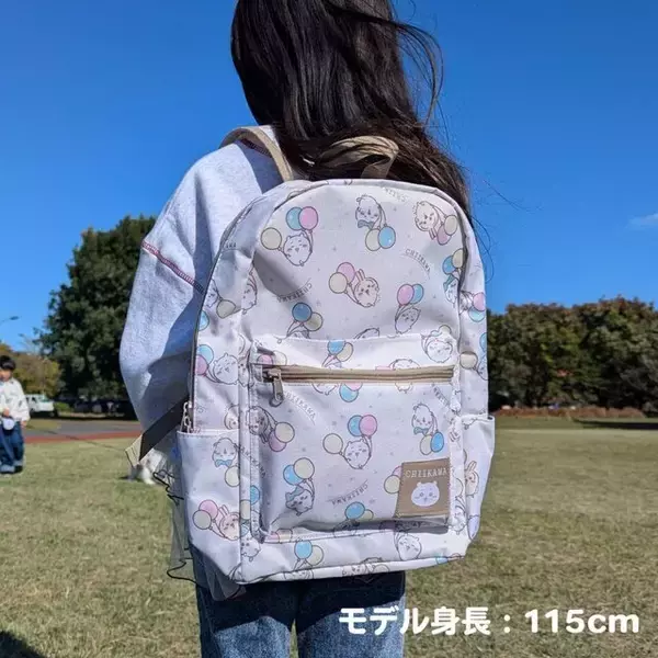 「風船を持った「ちいかわ」たちが可愛い！機能性抜群のデイパックや2WAYトートバッグ含む新入学総柄シリーズ4商品が12月上旬より発売」の画像