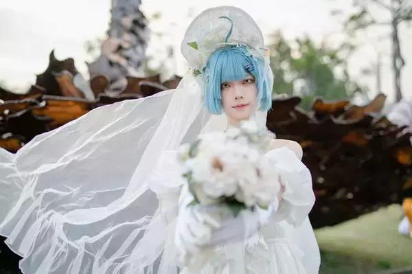 「【コスプレ】ウエディングドレスと機関銃！『ドルフロ』Zas M21を再現する美女レイヤー【写真8枚】」の画像