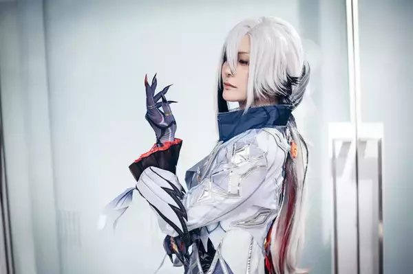 「【コスプレ】高身長イケメンの召使はいかが？『原神』アルレッキーノの男装がハマりすぎな美女レイヤー【写真6枚】」の画像