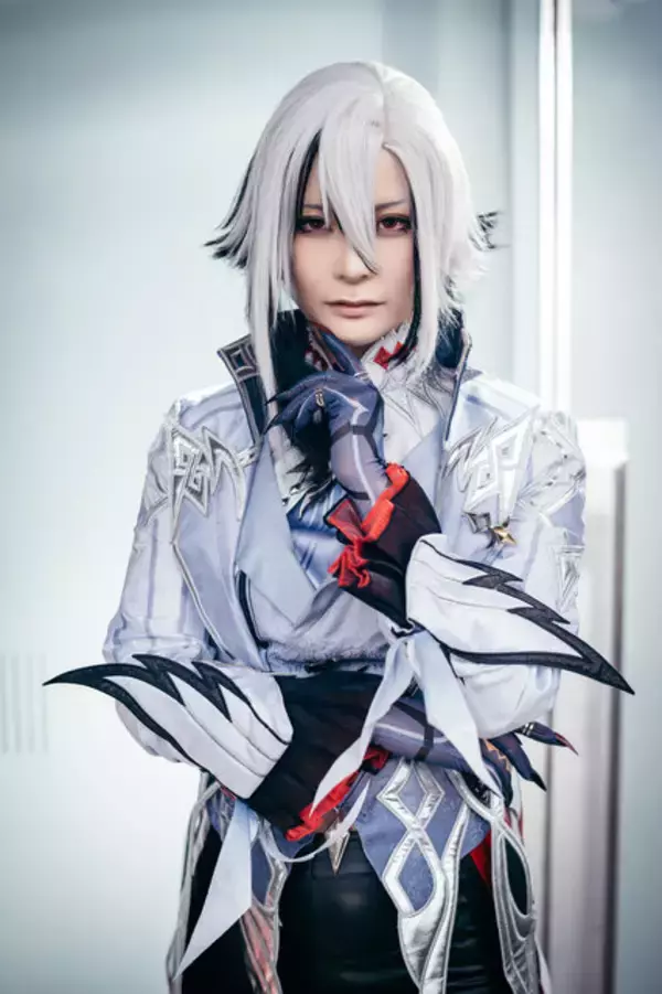 「【コスプレ】高身長イケメンの召使はいかが？『原神』アルレッキーノの男装がハマりすぎな美女レイヤー【写真6枚】」の画像