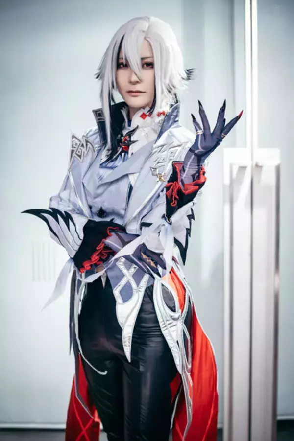 「【コスプレ】高身長イケメンの召使はいかが？『原神』アルレッキーノの男装がハマりすぎな美女レイヤー【写真6枚】」の画像