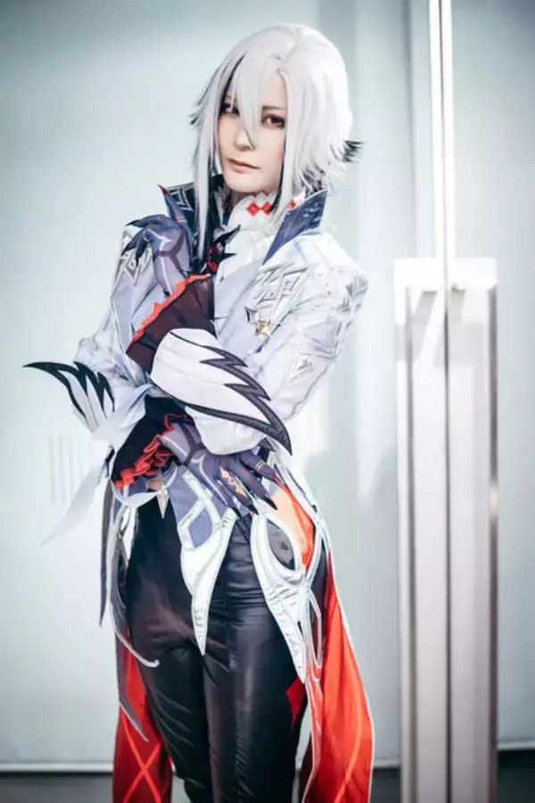 「【コスプレ】高身長イケメンの召使はいかが？『原神』アルレッキーノの男装がハマりすぎな美女レイヤー【写真6枚】」の画像