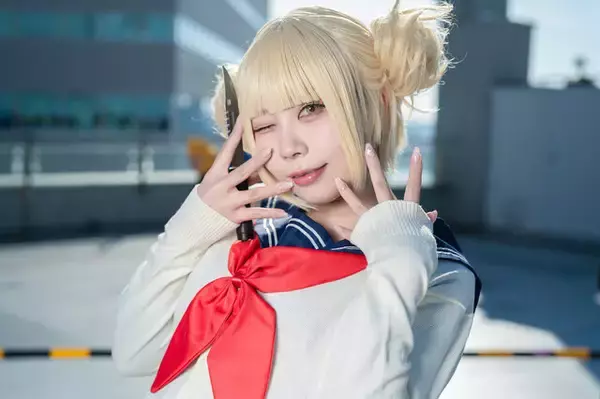 【コスプレ】まるで実写版のようなクオリティ！人気レイヤーが「ヒロアカ」トガヒミコのキュートな制服姿を披露する【写真8枚】