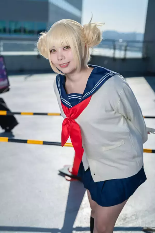 「【コスプレ】まるで実写版のようなクオリティ！人気レイヤーが「ヒロアカ」トガヒミコのキュートな制服姿を披露する【写真8枚】」の画像