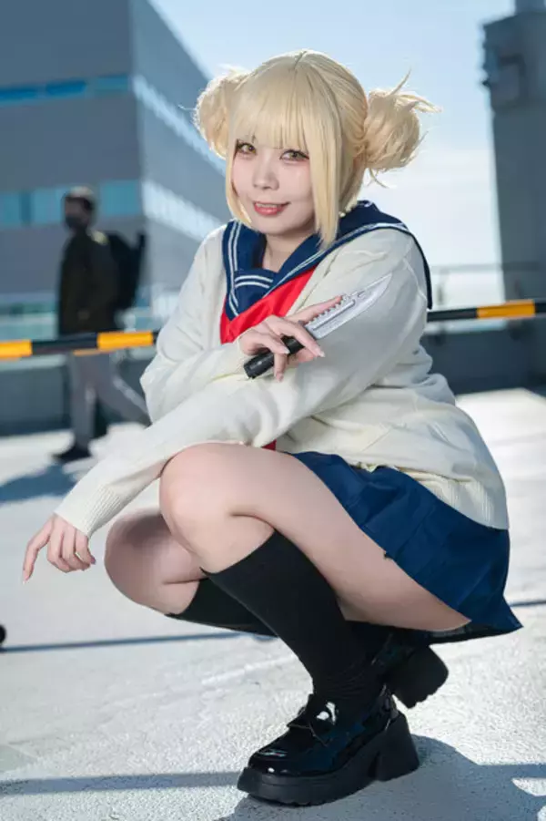 「【コスプレ】まるで実写版のようなクオリティ！人気レイヤーが「ヒロアカ」トガヒミコのキュートな制服姿を披露する【写真8枚】」の画像