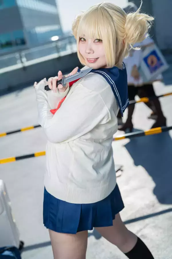 「【コスプレ】まるで実写版のようなクオリティ！人気レイヤーが「ヒロアカ」トガヒミコのキュートな制服姿を披露する【写真8枚】」の画像