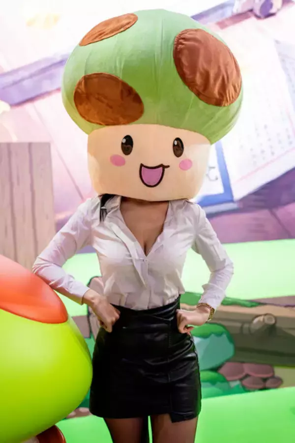 「コスプレイヤーよりもキノコが目立ってた！？ 戯れ合う姿に風格すら感じる【台北ゲームショウ】」の画像