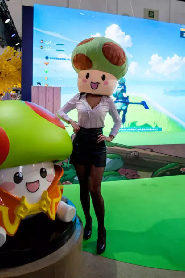 「コスプレイヤーよりもキノコが目立ってた！？ 戯れ合う姿に風格すら感じる【台北ゲームショウ】」の画像