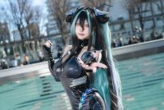【コスプレ】光沢感のあるボディスーツでスタイルの良さが際立つ！背中で魅せる『NIKKE』リトルマーメイドの美女レイヤー【写真9枚】