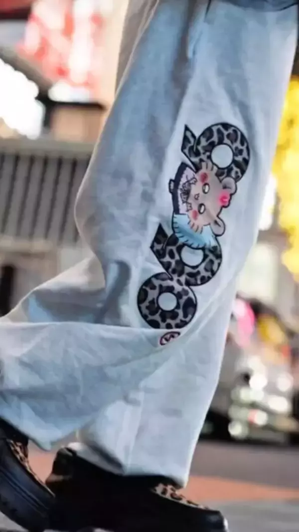 「ちいかわたち4人が“小麦ギャル”に変身！制服姿やあごピースなど、平成っぽさ溢れる「9090コラボアイテム」が3月13日より受注販売」の画像