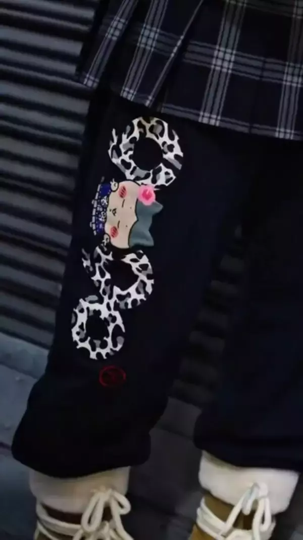 「ちいかわたち4人が“小麦ギャル”に変身！制服姿やあごピースなど、平成っぽさ溢れる「9090コラボアイテム」が3月13日より受注販売」の画像