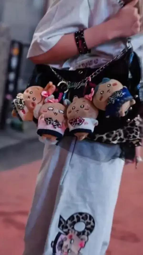 「ちいかわたち4人が“小麦ギャル”に変身！制服姿やあごピースなど、平成っぽさ溢れる「9090コラボアイテム」が3月13日より受注販売」の画像