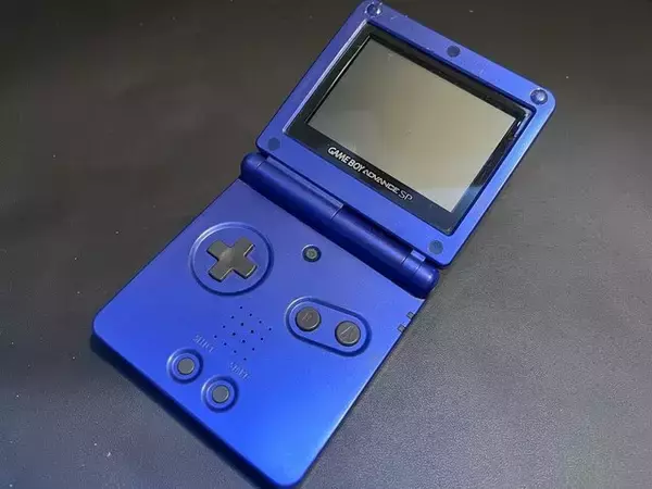 「『ピクミン4』ゲームプレイ映像に「ゲームボーイアドバンスSP」が登場―ソフトがないから“文字が出てない”など細かなポイントも」の画像