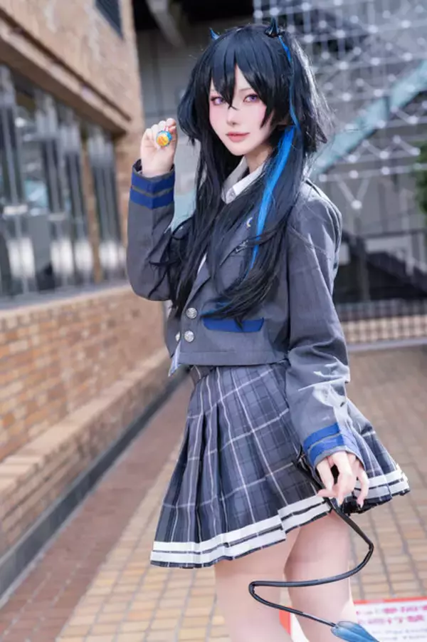 「【コスプレ】小悪魔チックな制服姿がめっちゃキュート！イタズラっぽい目線も魅惑的な「一ノ瀬うるは」の美女レイヤー【写真9枚】」の画像