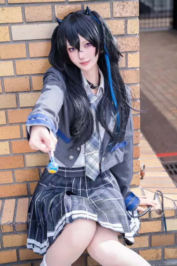 「【コスプレ】小悪魔チックな制服姿がめっちゃキュート！イタズラっぽい目線も魅惑的な「一ノ瀬うるは」の美女レイヤー【写真9枚】」の画像