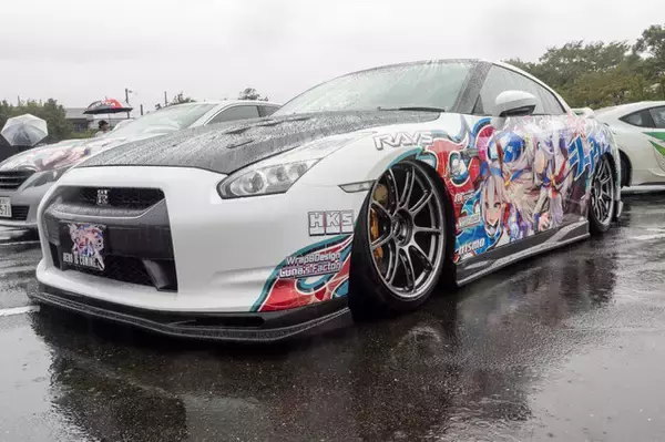 「『ウマ娘』の痛車が集結！雨に負けない躍動感を放つ【第九回 天下無双 東西最強痛車決戦 フォトレポ】」の画像