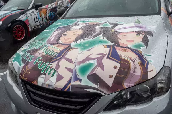 「『ウマ娘』の痛車が集結！雨に負けない躍動感を放つ【第九回 天下無双 東西最強痛車決戦 フォトレポ】」の画像