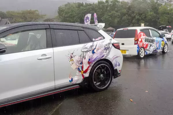 「『ウマ娘』の痛車が集結！雨に負けない躍動感を放つ【第九回 天下無双 東西最強痛車決戦 フォトレポ】」の画像