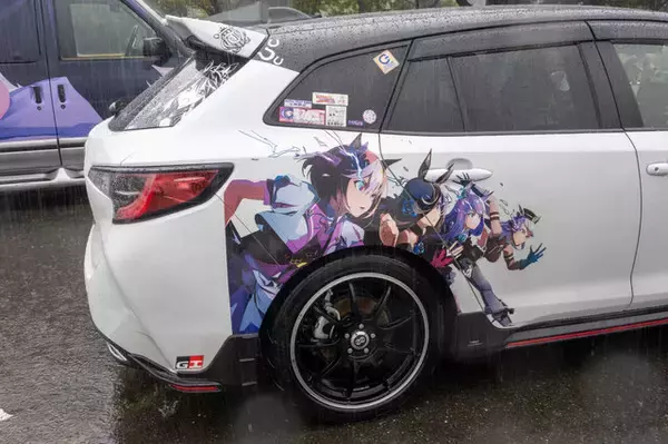 「『ウマ娘』の痛車が集結！雨に負けない躍動感を放つ【第九回 天下無双 東西最強痛車決戦 フォトレポ】」の画像