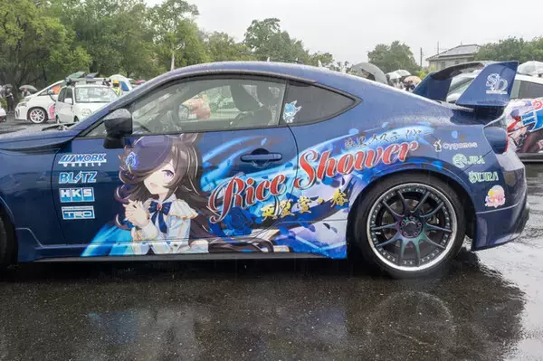 「『ウマ娘』の痛車が集結！雨に負けない躍動感を放つ【第九回 天下無双 東西最強痛車決戦 フォトレポ】」の画像