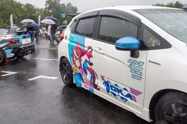 「『ウマ娘』の痛車が集結！雨に負けない躍動感を放つ【第九回 天下無双 東西最強痛車決戦 フォトレポ】」の画像