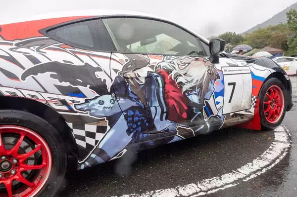 「『ウマ娘』の痛車が集結！雨に負けない躍動感を放つ【第九回 天下無双 東西最強痛車決戦 フォトレポ】」の画像