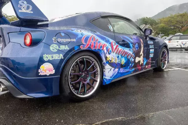 「『ウマ娘』の痛車が集結！雨に負けない躍動感を放つ【第九回 天下無双 東西最強痛車決戦 フォトレポ】」の画像