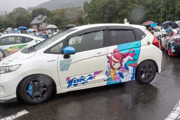 「『ウマ娘』の痛車が集結！雨に負けない躍動感を放つ【第九回 天下無双 東西最強痛車決戦 フォトレポ】」の画像