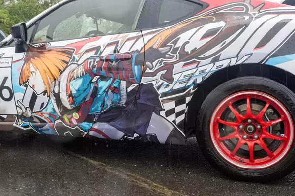 「『ウマ娘』の痛車が集結！雨に負けない躍動感を放つ【第九回 天下無双 東西最強痛車決戦 フォトレポ】」の画像