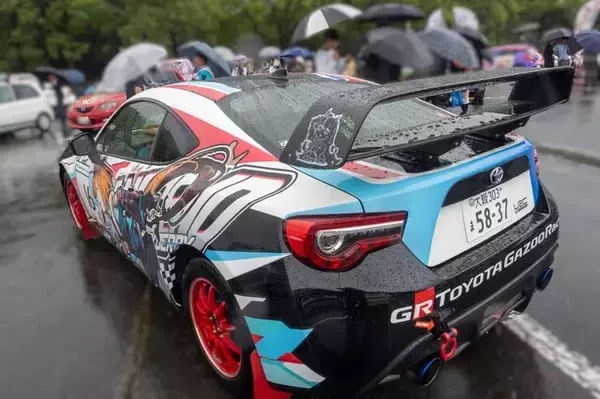 「『ウマ娘』の痛車が集結！雨に負けない躍動感を放つ【第九回 天下無双 東西最強痛車決戦 フォトレポ】」の画像