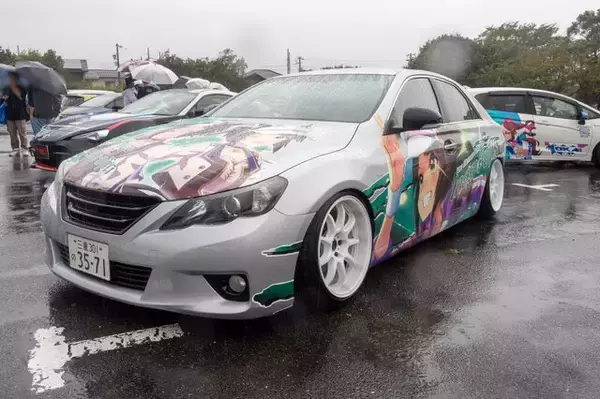 「『ウマ娘』の痛車が集結！雨に負けない躍動感を放つ【第九回 天下無双 東西最強痛車決戦 フォトレポ】」の画像