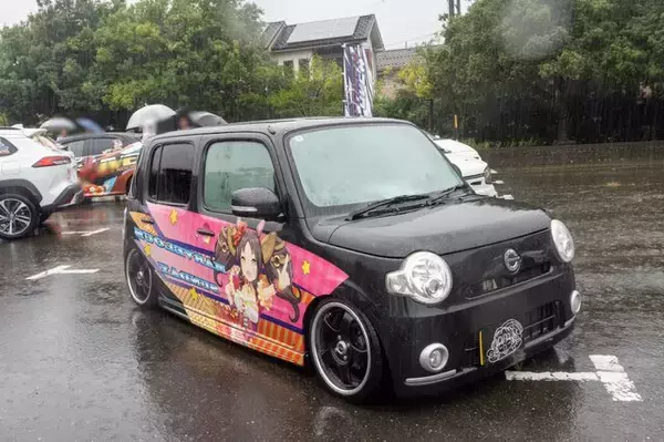 「『ウマ娘』の痛車が集結！雨に負けない躍動感を放つ【第九回 天下無双 東西最強痛車決戦 フォトレポ】」の画像