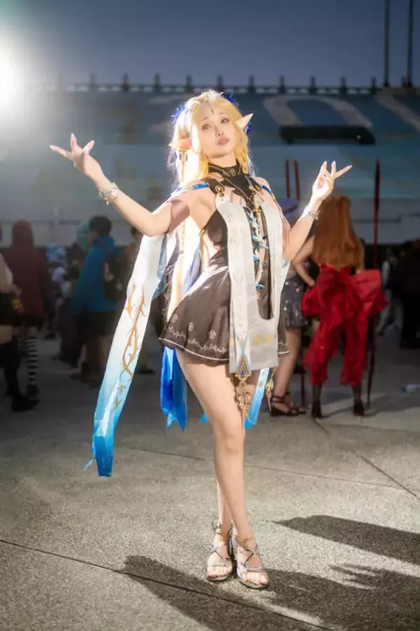 「【コスプレ】立っているだけでシルエットが絵になる美女レイヤー！『鳴潮』カルテジアがスレンダーな美脚で会場を魅了する【写真7枚】」の画像