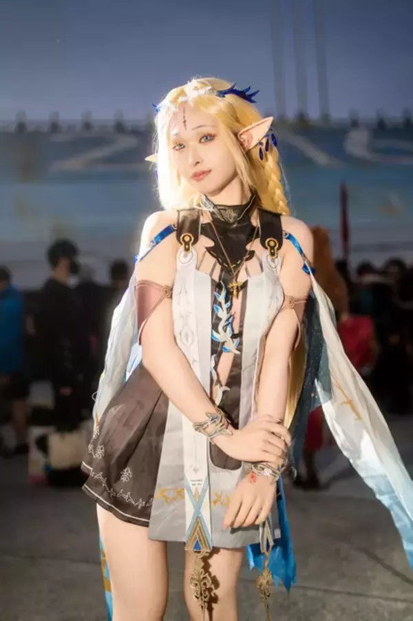 「【コスプレ】立っているだけでシルエットが絵になる美女レイヤー！『鳴潮』カルテジアがスレンダーな美脚で会場を魅了する【写真7枚】」の画像