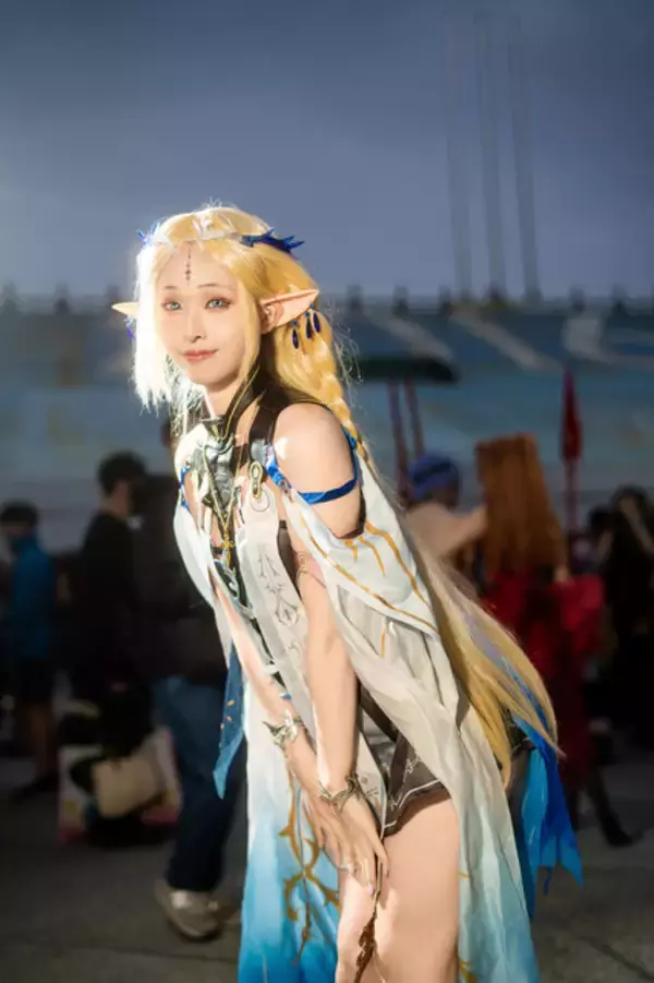 「【コスプレ】立っているだけでシルエットが絵になる美女レイヤー！『鳴潮』カルテジアがスレンダーな美脚で会場を魅了する【写真7枚】」の画像