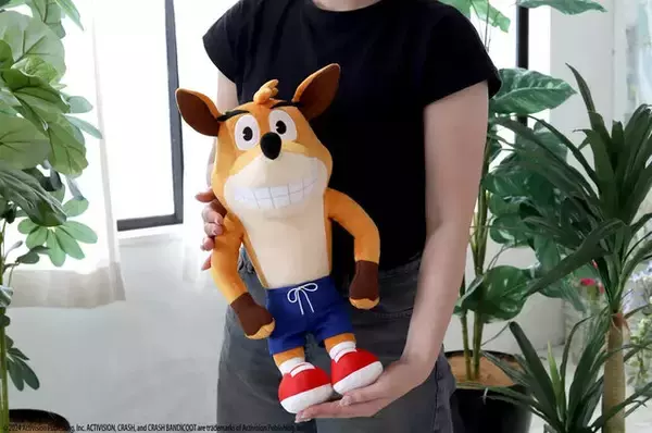 「『クラッシュ・バンディクー』主人公・クラッシュがぬいぐるみに！爆弾箱マスコットなどがクレーンゲームで展開ー特大ぬいぐるみが当たるキャンペーンも」の画像