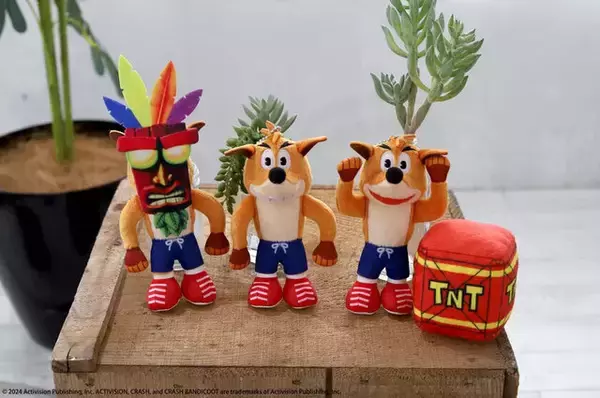 「『クラッシュ・バンディクー』主人公・クラッシュがぬいぐるみに！爆弾箱マスコットなどがクレーンゲームで展開ー特大ぬいぐるみが当たるキャンペーンも」の画像