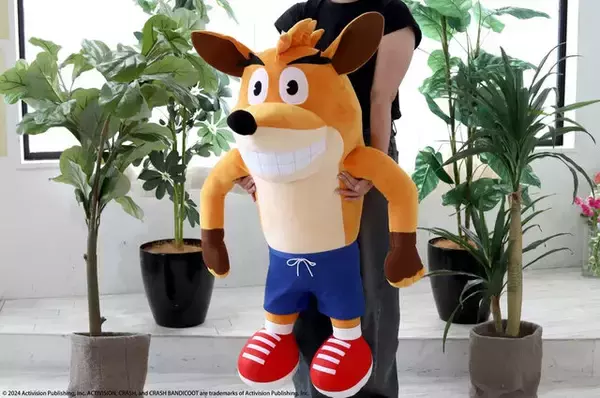 「『クラッシュ・バンディクー』主人公・クラッシュがぬいぐるみに！爆弾箱マスコットなどがクレーンゲームで展開ー特大ぬいぐるみが当たるキャンペーンも」の画像