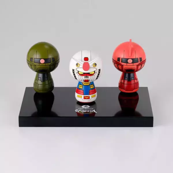 「ガンダム・シャア専用ザク・量産型ザクIIが可愛いこけしに！細かい部分を忠実に再現、プレバン限定3体セットには専用の台座が付属」の画像